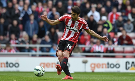 Sunderland's Jordi Gomez strokes his penalty goalwards.