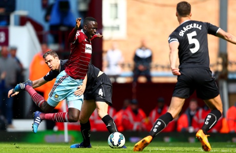Cheikhou Kouyate is brought down by Burnley's Michael Duff and the ref points to the spot ...