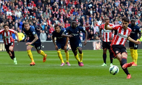 Jordi Goméz scores his second penalty for Sunderland against Southampton.