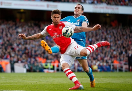 Olivier Giroud lines up a shot ...
