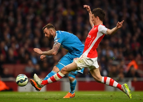 Steven Fletcher gets the better of Laurent Koscielny but not David Ospina as the Arsenal keeper stands tall to block the shot.