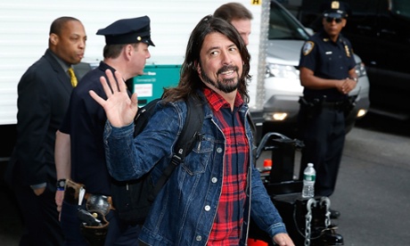 Dave Grohl waves goodbye at the final David Letterman show.