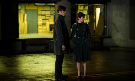 Joe Lambe (Tom Hughes) and Sarah Montag (Victoria Hamilton).