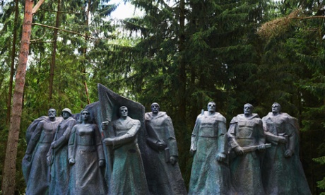 Revolutionary fighter sculpture in Grutas Park.
