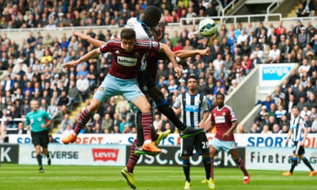 Moussa Sissoko of Newcastle United scores his team's first goal.