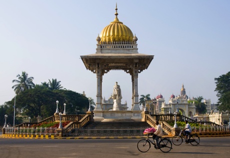 A statue of maharadja Chamarajendra Wodeyar in Mysore.