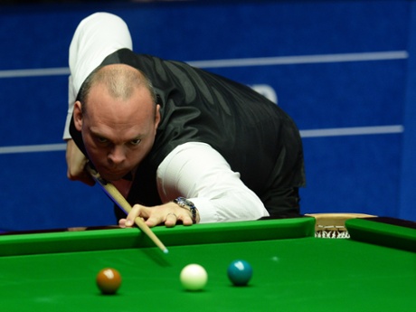 Stuart Bingham at the table.