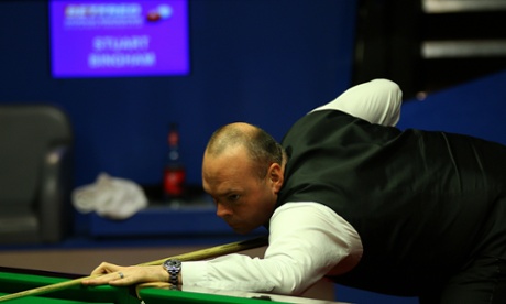 04 May 2015, South Yorkshire, England, UK --- 04.05.2015. Sheffield, England. Stuart Bingham in action against Shaun Murphy in the Betfred World Snooker Championship final at the Crucible (First to 18 frames played over 4 sessions) --- Image by   Michael Cullen/ActionPlus/Corbis2015adultbetfredbilliardsBritish IslescompetitionEnglandEuropegameGreat BritainmalemenShaun MurphySheffieldsnookerSouth Yorkshiresportingsportsstuart binghamthe crucibleUKWestern EuropeWorld Snooker Championshipworld snooker championship finalYorkshireYorkshire and the Humber