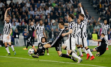 Ronaldo misses a chance.