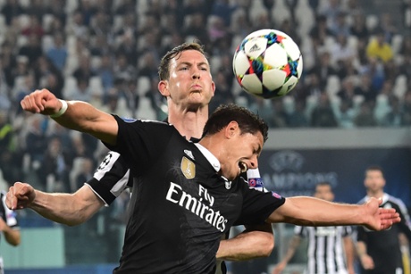 Lichtsteiner fights for the ball with Hernandez.