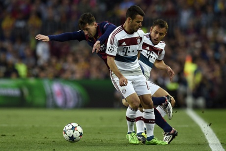 Messi kept under guard by Bernat and Rafinha.