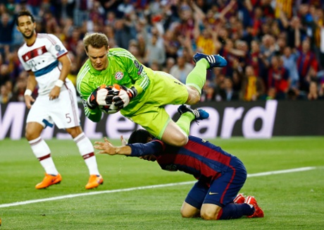 Manuel Neuer makes it to the ball before Luis Suarez.