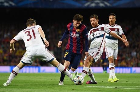 Messi is challenged by Schweinsteiger and Alonso.