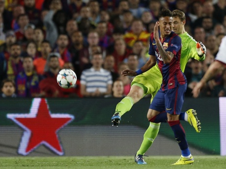 Manuel Neuer beats Neymar to the ball.