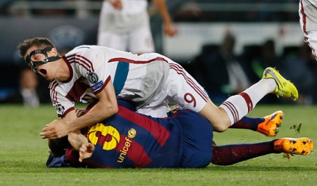 Pique in action lands on Lewandowski.