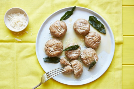 Gnocchi made from bread is deliciously simples.
