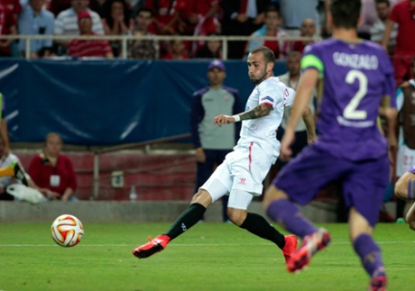 Aleix Vidal shoots to scores his second goal.