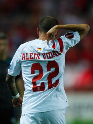 Two goals from Aleix Vidal, take Sevilla to the next round with a 3-0 advantage.