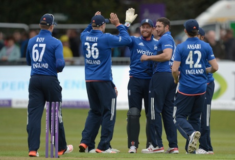 Jonathan Baistow celebrates with team-mates after running out Paul Stirling.