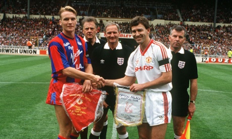 Geoff Thomas and Bryan Robson exchange pennants at Wembley back in 1990.