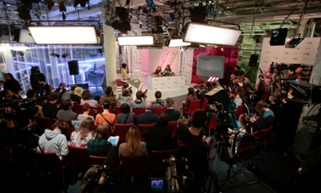 Участницы панк-группы Pussy Riot Надежда Толоконникова и Мария Алехина в студии телеканала “Дождь” в декабре 2013 года, после выхода на свободу из заключения.