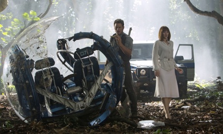 CHRIS PRATT & BRYCE DALLAS HOWARD Character(s): Owen, Claire Film 'JURASSIC WORLD' (2015) Directed By COLIN TREVORROW 10 June 2015 SAL45844 Allstar/UNIVERSAL PICTURES  (USA 2015)  **WARNING**This Photograph is for editorial use only and is the copyright of UNIVERSAL PICTURES and/or the Photographer assigned by the Film or Production Company & can only be reproduced by publications in conjunction with the promotion of the above Film.A Mandatory Credit To UNIVERSAL PICTURES is required.The Photographer should also be credited when known.No commercial use can be granted without written authority from the Film Company.Entertainment Orientation Landscape STOOD FULL LENGTHFilm StillAdventureFantasy