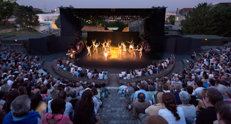 Tim Robbins presented A Midsummer Night's Dream with the Actor's Gang at Les Nuits de Fourvières in Lyon.