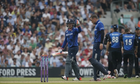 Roy waves to the crowd as he heads back to the pavilion.