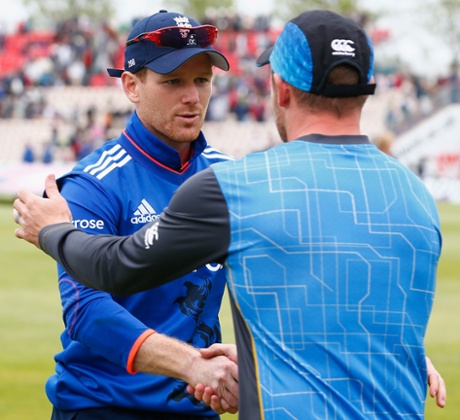 Captains Brendon McCullum and Eoin Morgan shake hands.