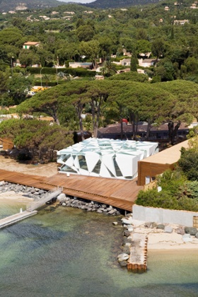 The Ito-Balmond Serpentine pavilion now serving as a beachside restaurant in the grounds of the luxury hotel Le Beauvallon, in Côte d'Azur.