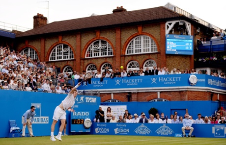 All eyes on Andy Murray as he serves.