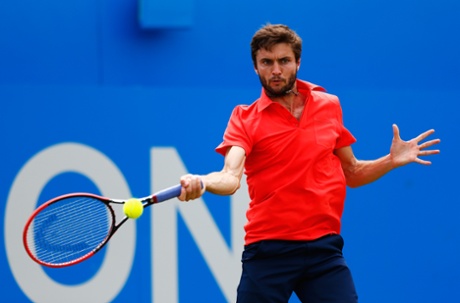 Gilles Simon plays a forehand.