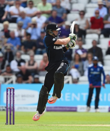 Martin Guptill bring up his 50.