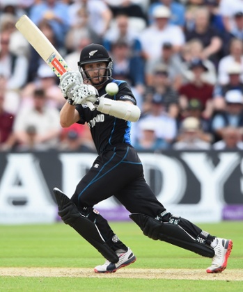 Kane Williamson brings up his 50.