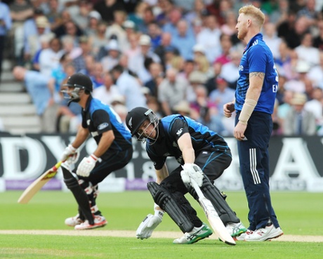 Mitchell Santner, centre, and Grant Elliott, left, rack up the rus as Ben Stokes looks on.