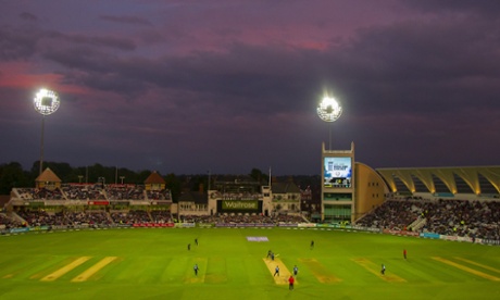 Joe Root hits the winning runs.