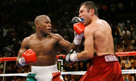 Floyd Mayweather lands a left on Oscar De La Hoya