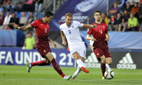 Harry Kane takes a shot under pressure from Tiago Ilori and Paulo Oliviera.