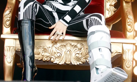 Jessie J performs with a broken foot at the Glastonbury festival in 2011