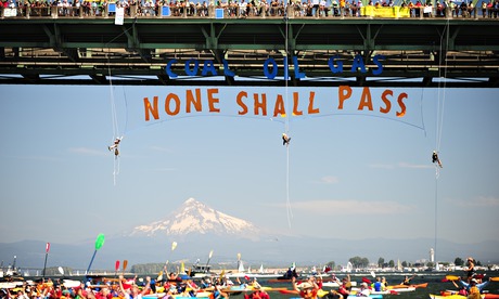 Protest against fossil fuels on Columbia River