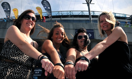 Robbie Williams fans wearing Samsung branded NFC-enabled wristbands