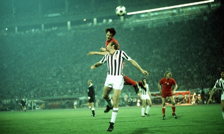 Johan Cruyff views with Francesco Morini in 1973.