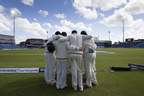 New Zealand players huddle before they retake the field after tea.
