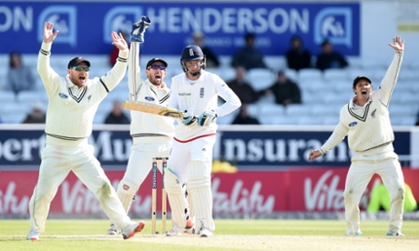 New Zealand players make an lbw call on England's Jos Buttler ...