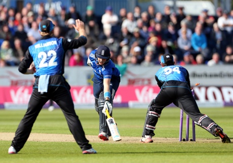 Joe Root is stumped by New Zealand’s Luke Ronchi.