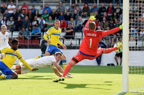 Harry Kane sees his diving header go wide.