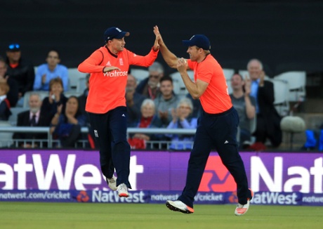 David Willey celebrates with Joe Root after taking the catch of Ross Taylor.