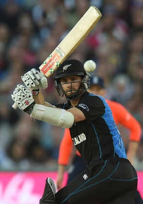 Kane Williamson brings up his 50.