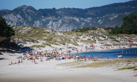The beach at Ilas Cies, with the campsite just behind the trees.