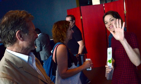 French actress Marion Cotillard (shown here with a Connect4Climate bracelet) shows her support for the “Ice and Sky” project. 